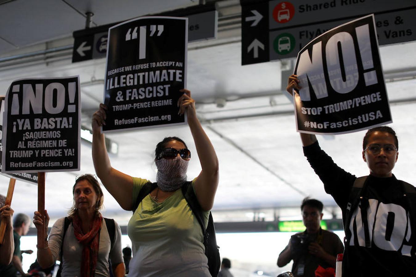 Un grupo de manifestantes protesta contra el veto migratorio de Donald Trump en el aeropuerto internacional de Los Ángeles.. 