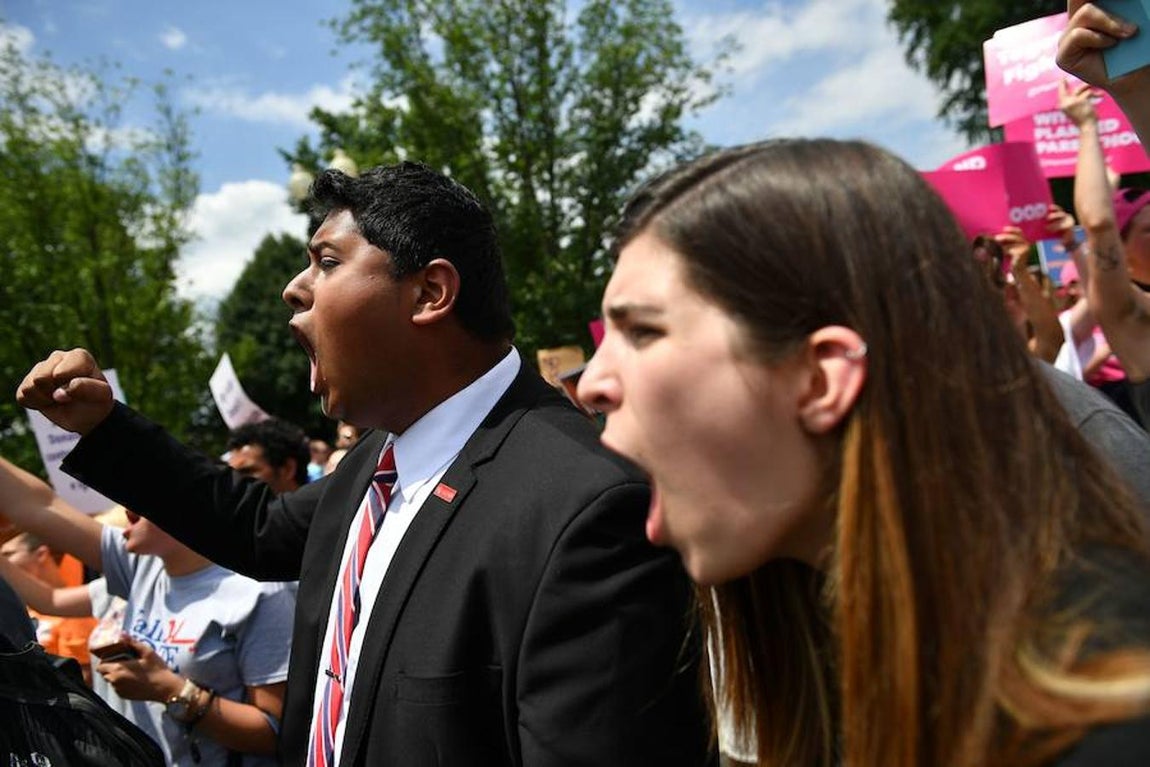 Un grupo de manifestantes protesta contra el veto migratorio de Donald Trump frente al Tribunal Supremo de Estados Unidos, en Washington.. 
