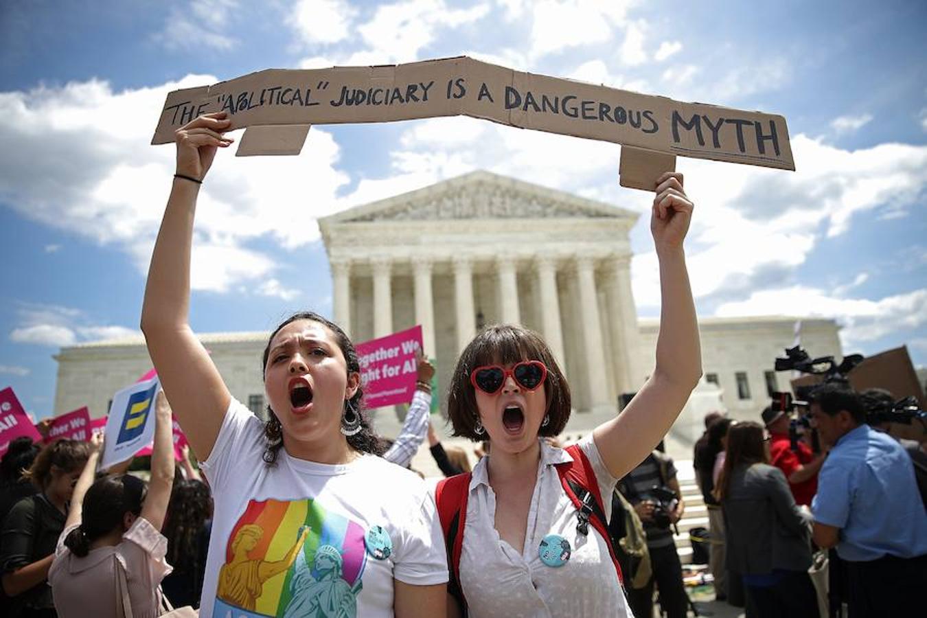 Un grupo de manifestantes protesta contra el veto migratorio de Donald Trump frente al Tribunal Supremo de Estados Unidos, en Washington.. 