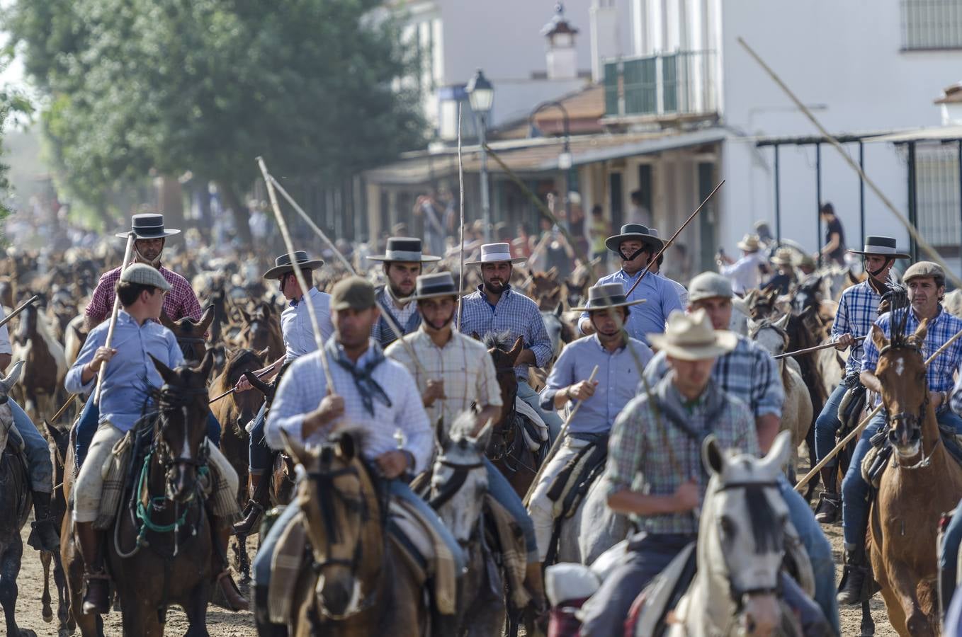 Galería: la tradicional saca de las yeguas y su llegada al Rocío