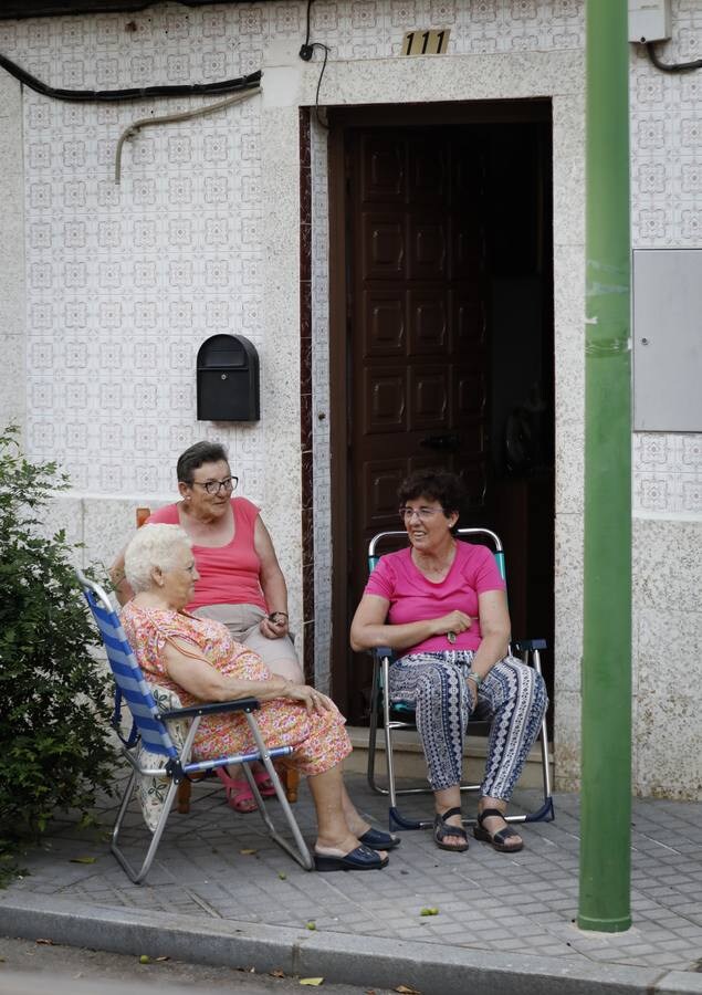 En imágenes, el popular barrio de Cañero en Córdoba combate el calor en la calle
