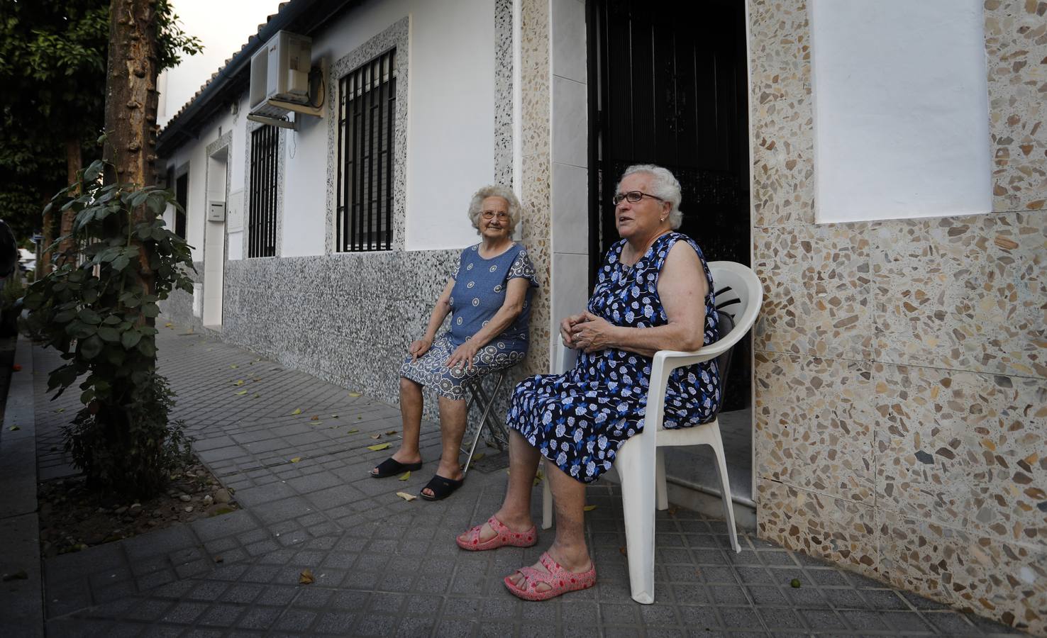 En imágenes, el popular barrio de Cañero en Córdoba combate el calor en la calle