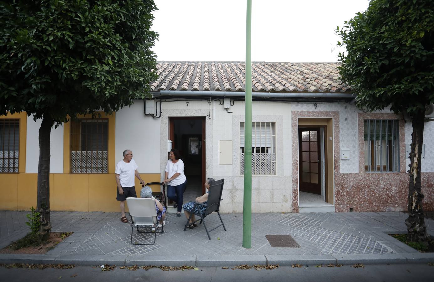 En imágenes, el popular barrio de Cañero en Córdoba combate el calor en la calle