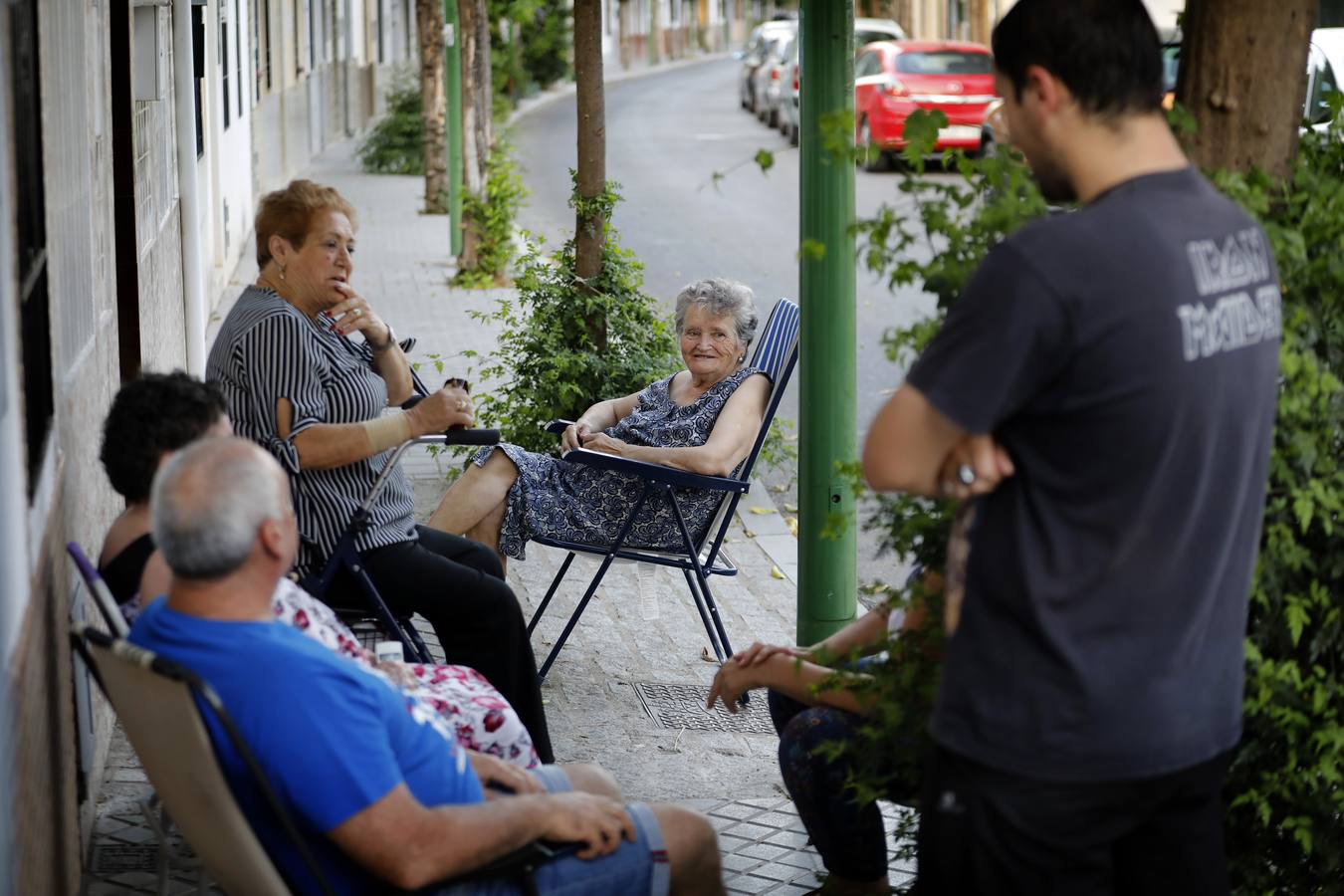 En imágenes, el popular barrio de Cañero en Córdoba combate el calor en la calle