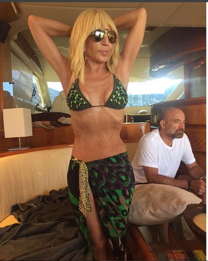 Donatella Versace. La diseñadora de moda, empresaria y actriz italiana, hermana menor de Gianni Versace, siempre entre entre las más bronceadas. Aunque este verano aún no ha conseguido brncearse, esta imagen del año pasado demuestra que se pone morena con mucha facilidad.