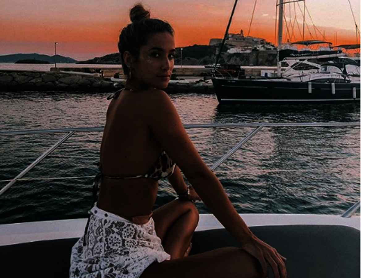 María Pombo. La influencer comparte esta imagen del atarceder en la playa, reconocciendo que es uno de sus favoritos. El sol y el aire del mar han hecho que este así de bronceada.