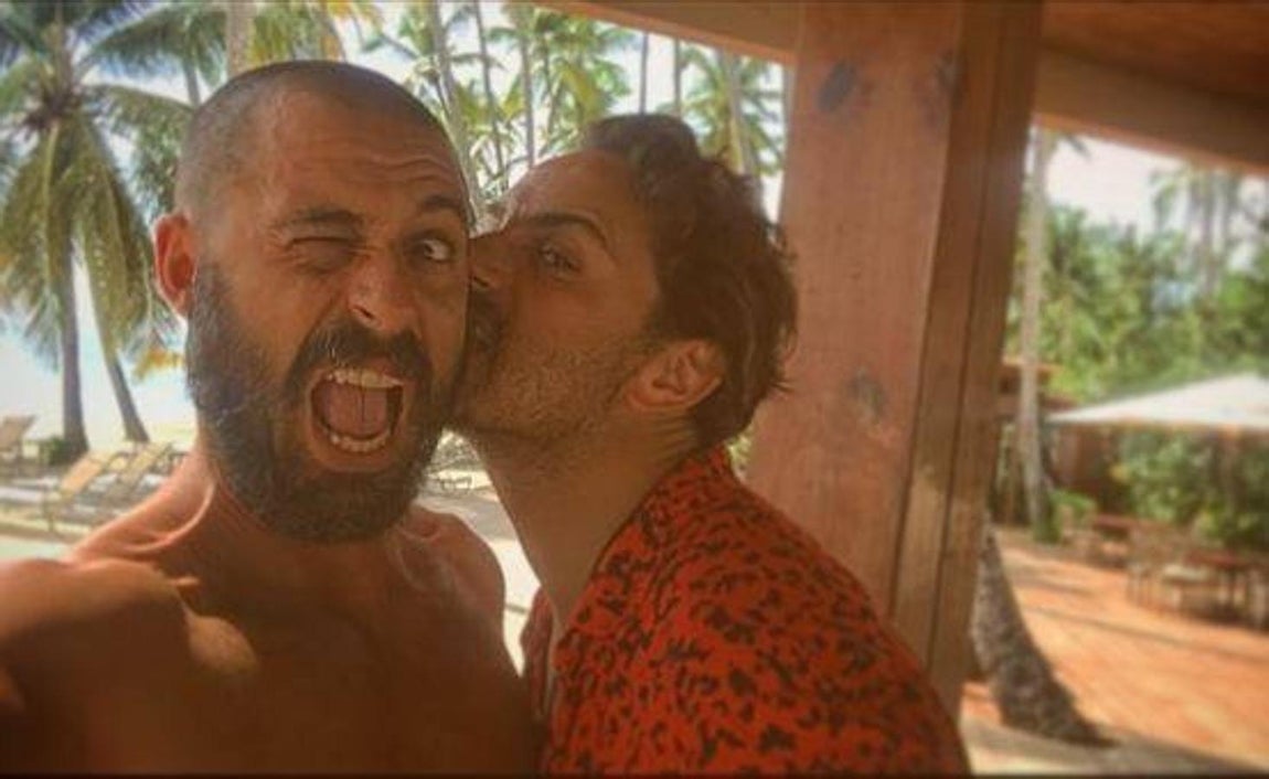 Hugo Silva. Con esta foto tan divertida, en la que el actor aparece con un look rapado, Silva ha felicitado a su amigo y compañero de profesión, Asier Etxeandia