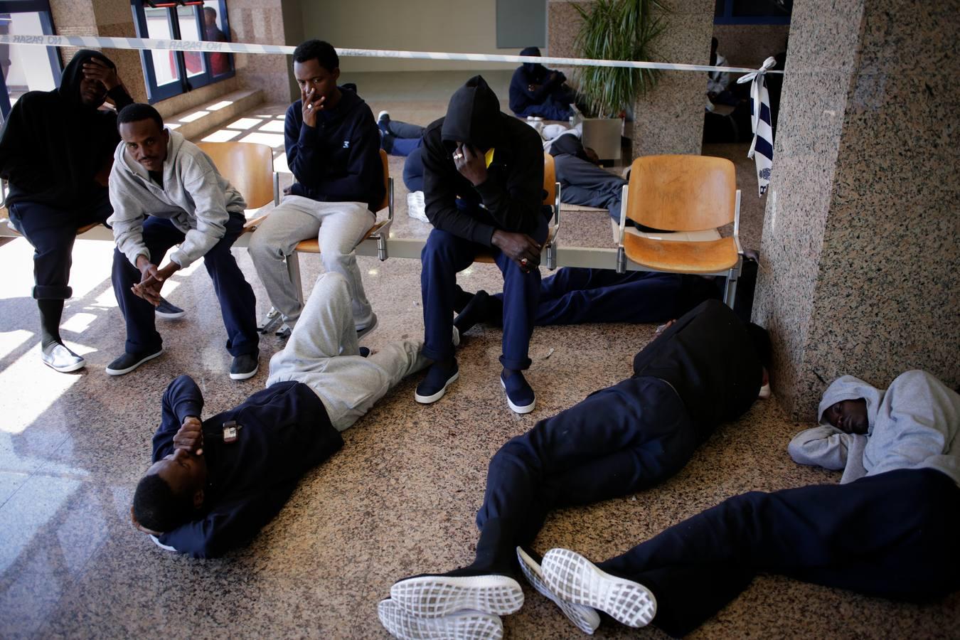 Los inmigrantes, hacinados en el puerto de Algeciras