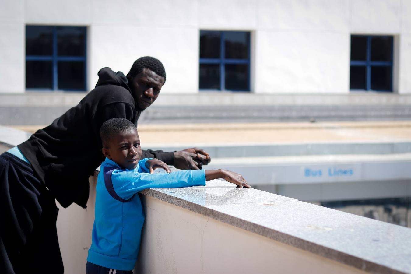 Los inmigrantes, hacinados en el puerto de Algeciras