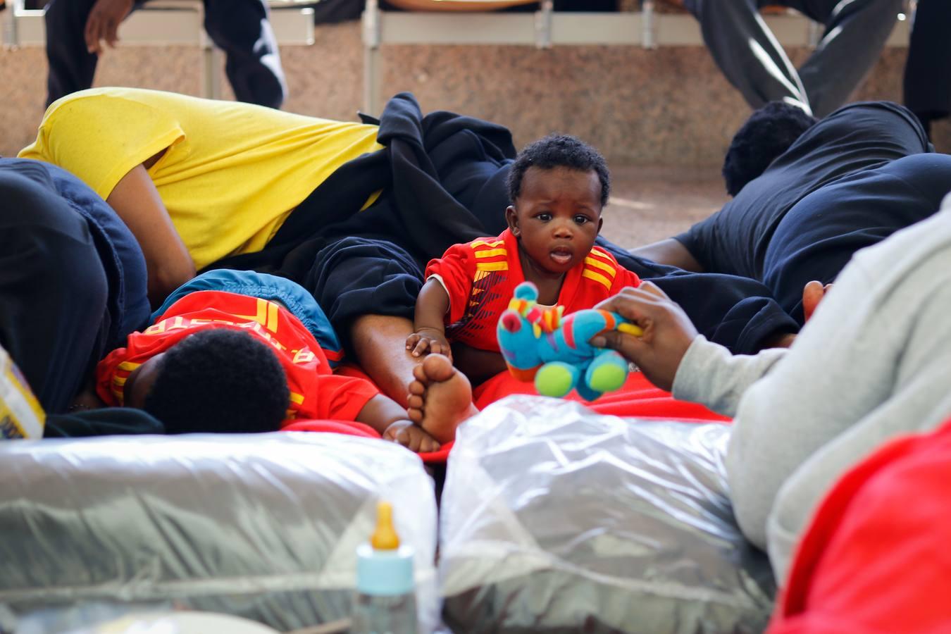 Los inmigrantes, hacinados en el puerto de Algeciras