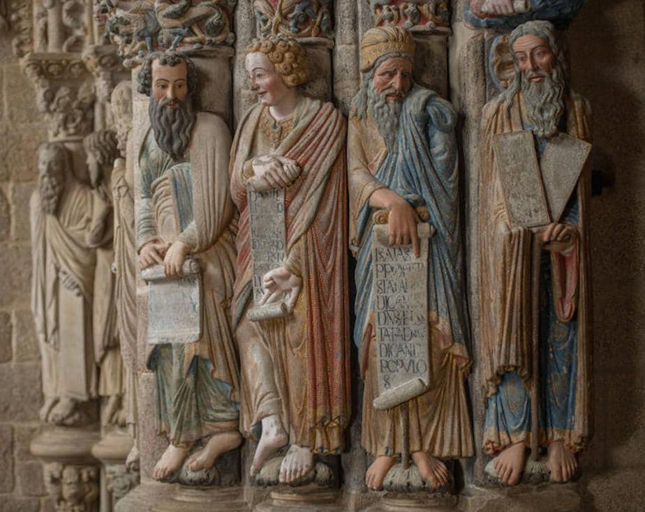Los rostros y los gestos del Pórtico: los profetas Moisés, Isaías, Daniel y Jeremías. 