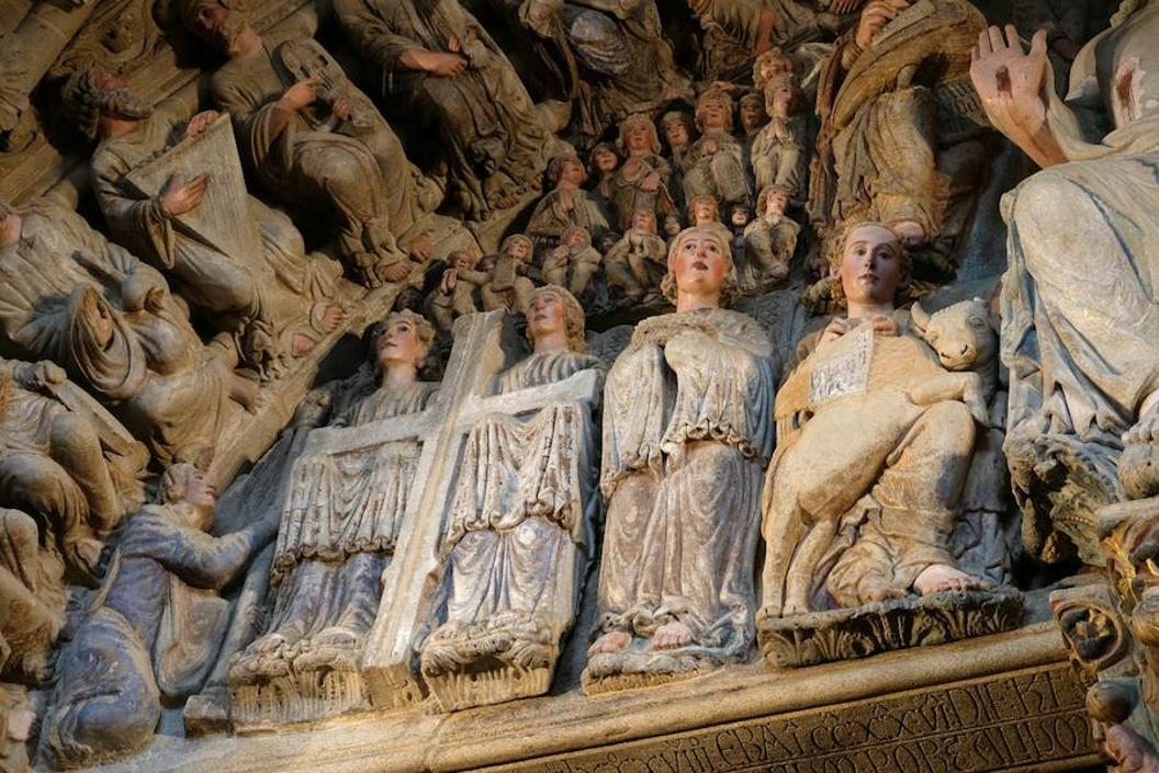 Los rostros y los gestos del Pórtico: el evangelista Lucas (dcha.) junto a los ángeles de la pasión. 