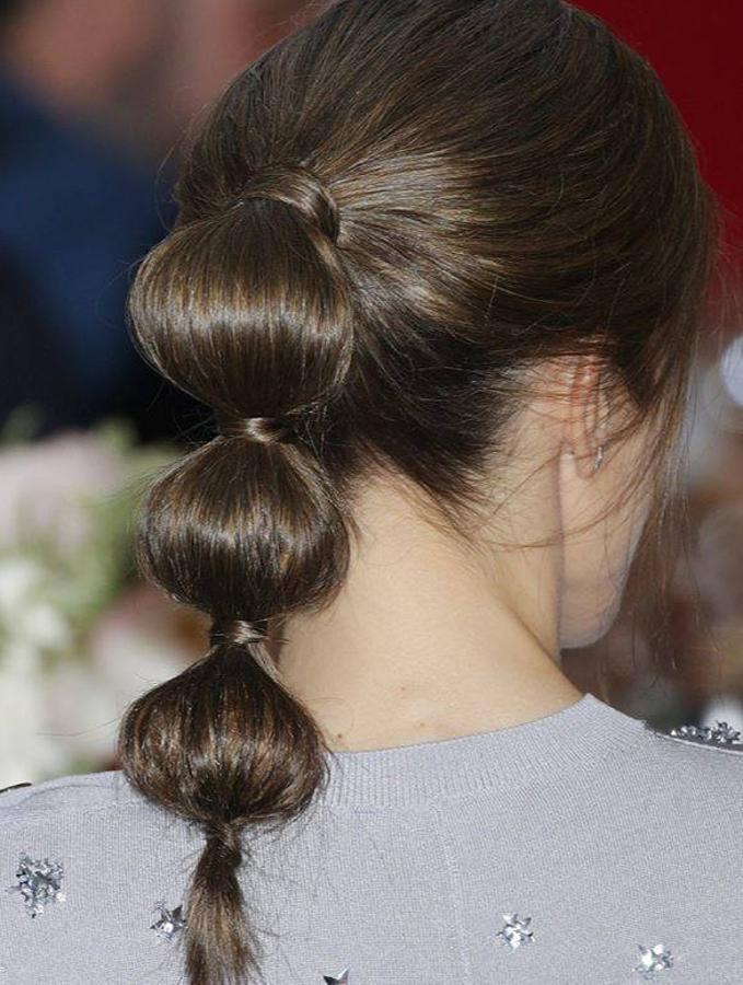 Coleta de burbujas. La Reina se atrevía con este arriesgado peinado, pero tan de moda. Ha servido de inspiración a grandes estrellas y Doña Letizia supo defenderlo con mucho estilo y personalidad
