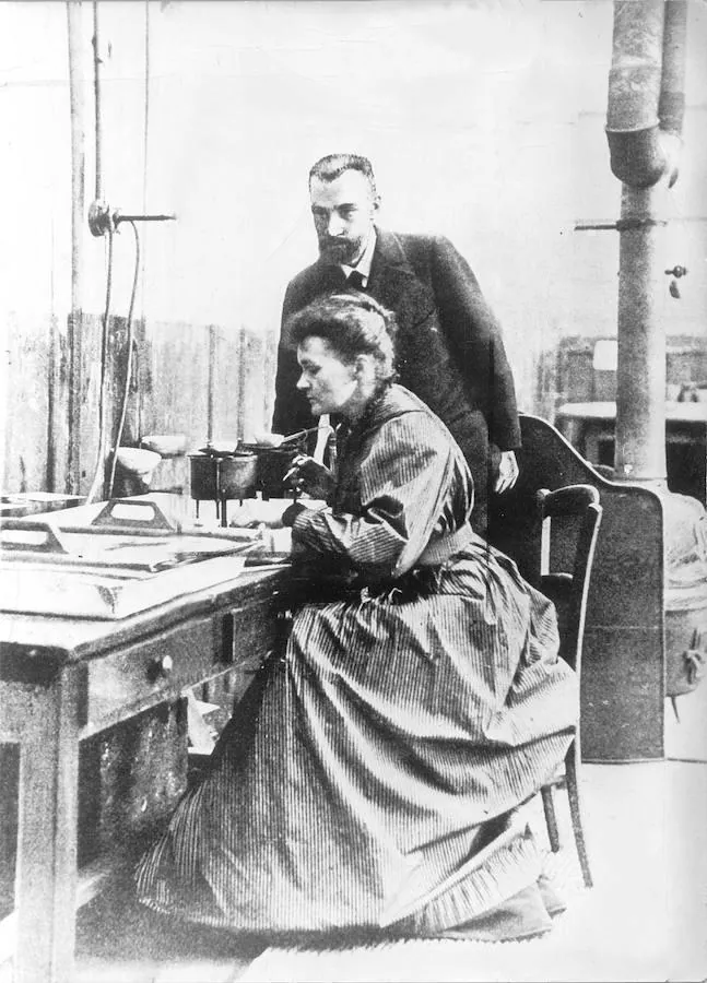 Marie Curie y Pierre Curie en el laboratorio. 