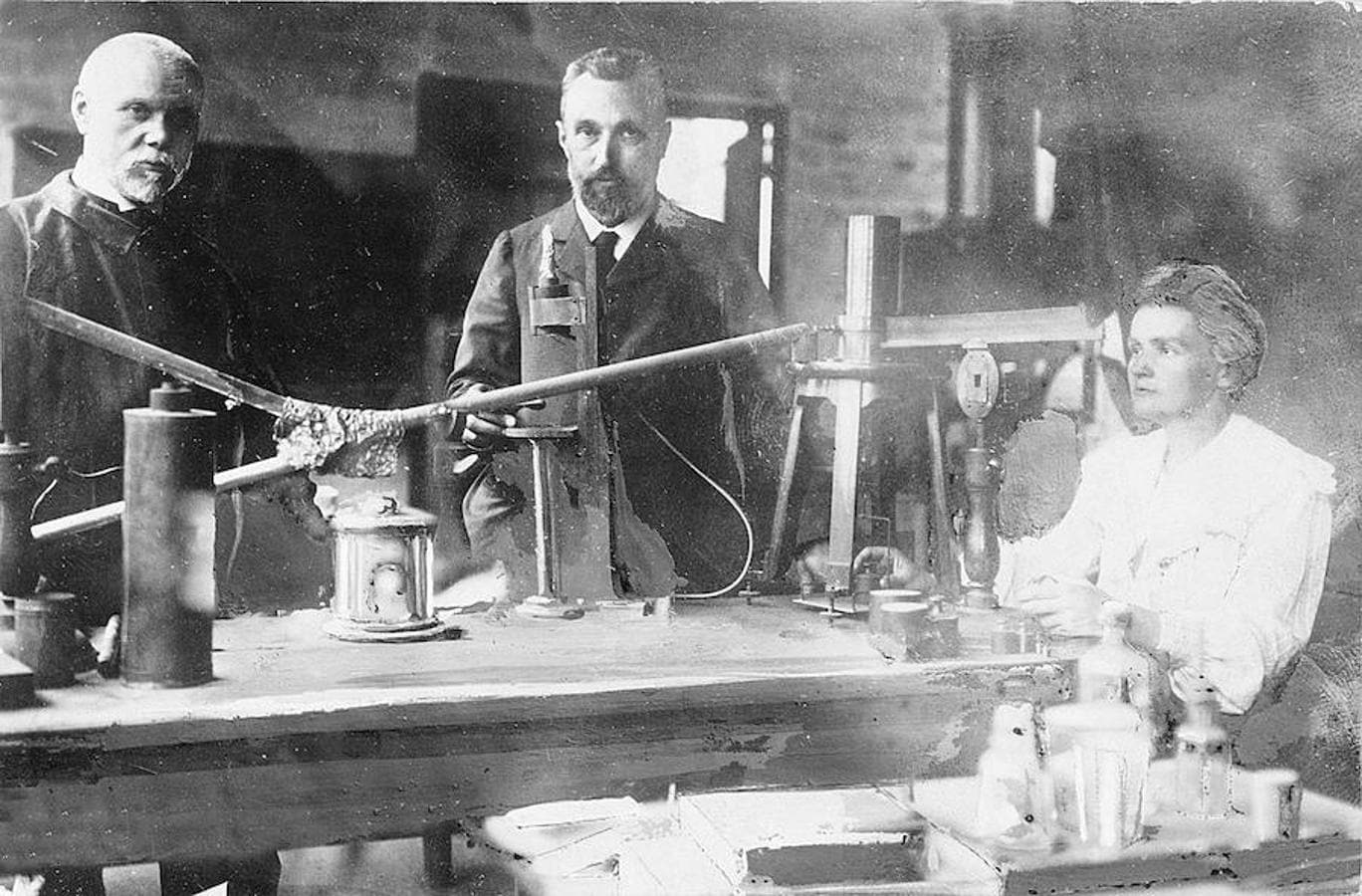 Marie Curie junto a su esposo, en el centro, acompañados del químico Gustave Bémont. 