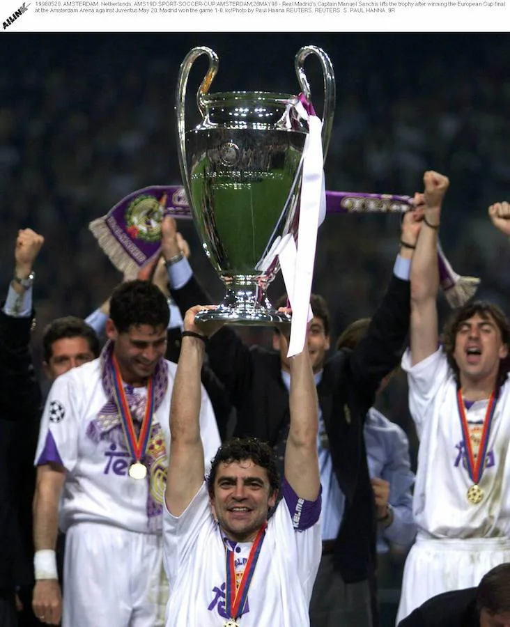 El capitán del Real Madrid, Manolo Sanchís, levanta en Ámsterdam la séptima Champions League. El Real Madrid, ganó 1-0 a la Juventus de Turín con un gol de Mijatovic, poniendo fin a una sequía europea de 33 años