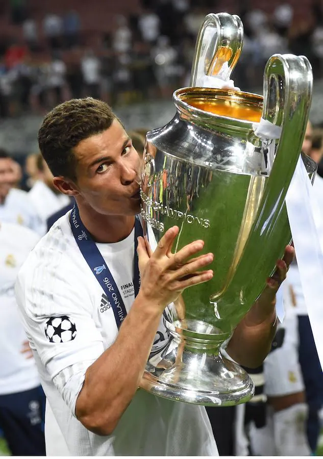 Cristiano Ronaldo besa la Champions League conseguida frente al Atlético de Madrid en Milán. Este nuevo título sería la undécima Champions League para el Real Madrid