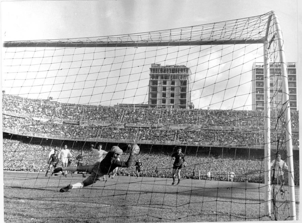 Sarti, el portero de la Fiorentina, fue el jugador más destacado del partido. 