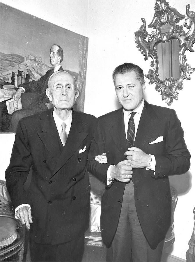 Torcuato Luca de Tena junto a Azorín en su noventa cumpleaños en 1964. 