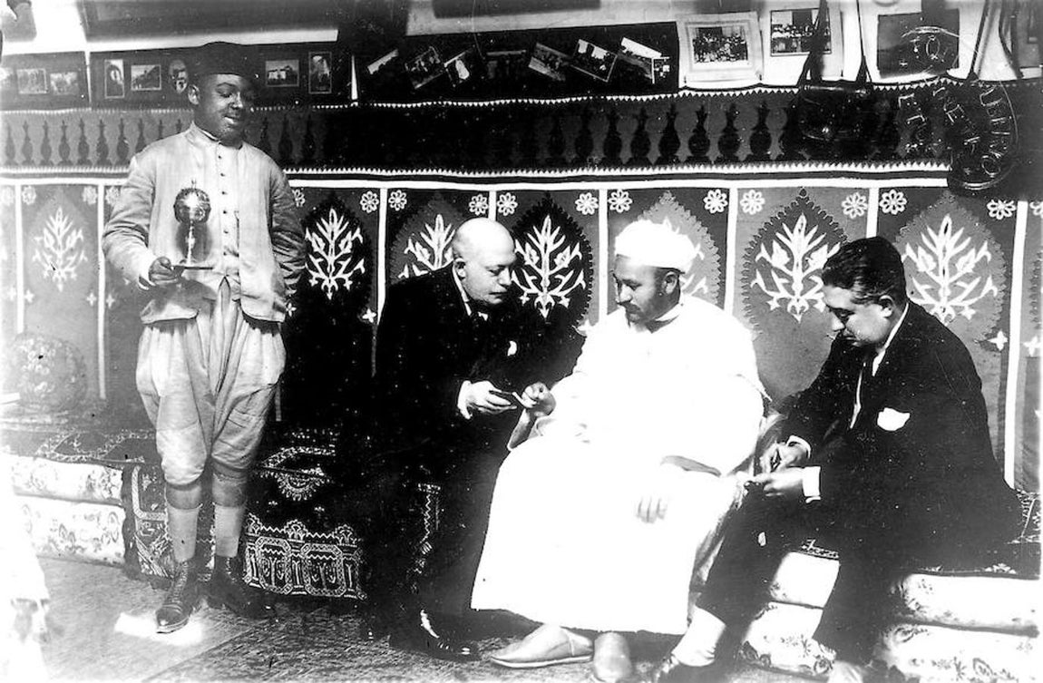 Visita de Torcuato Luca de Tena al protectorado español de Marruecos. Torcuato Luca de Tena en Tetuán junto a Solimán el Jatabi, heroico caid rifeño