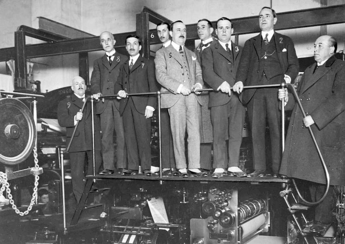 Torcuato Luca de Tena junto a periodistas de Blanco y Negro. Torcuato Luca de Tena en la casa de Blanco y Negro en una reunión de representantes de la prensa junto a Francisco Granadino, director del Madrid Científico, Mariano Zabala, gerente de Prensa Gráfica y Francisco Elorza