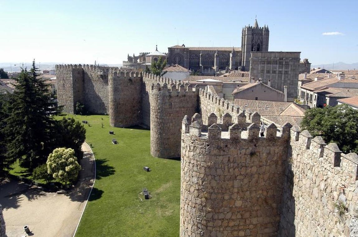 Ciudad vieja de Ávila e iglesias extramuros (1985). 
