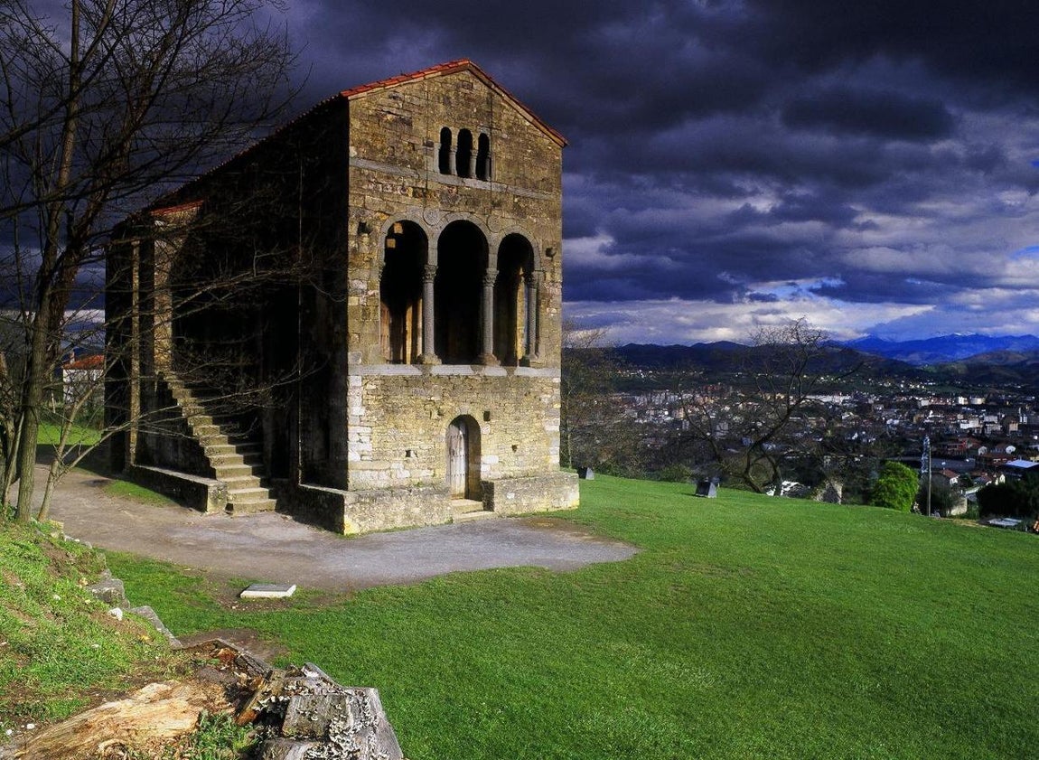 Los monumentos de Oviedo y del Reino de Asturias (1985, 1998). 