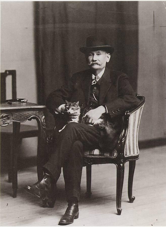 Galdós en el salón de su casa. 