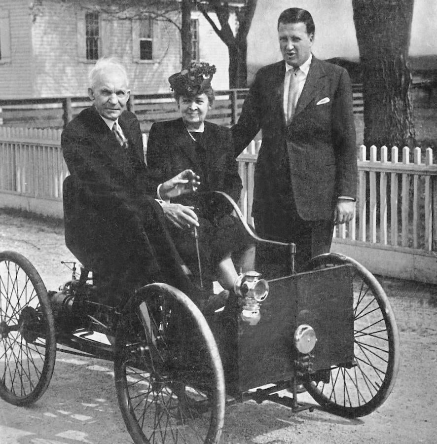 Fotografía de Ford con su familia.. En la fotografía aparece Ford acompañado de su mujer y su nieto celebrando las bodas de oro del automóvil en junio de 1946