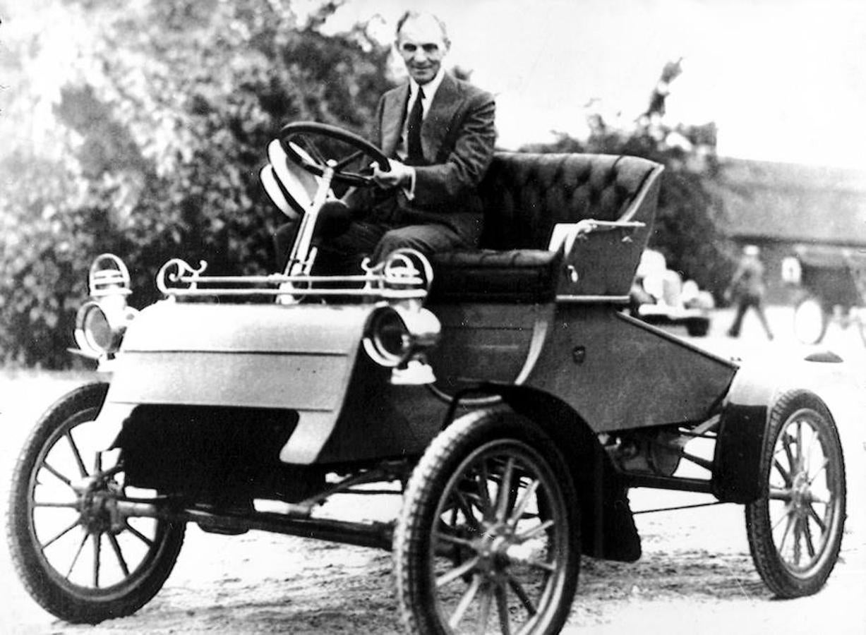 Henry Ford conduciendo un automóvil Ford A Runabout. 