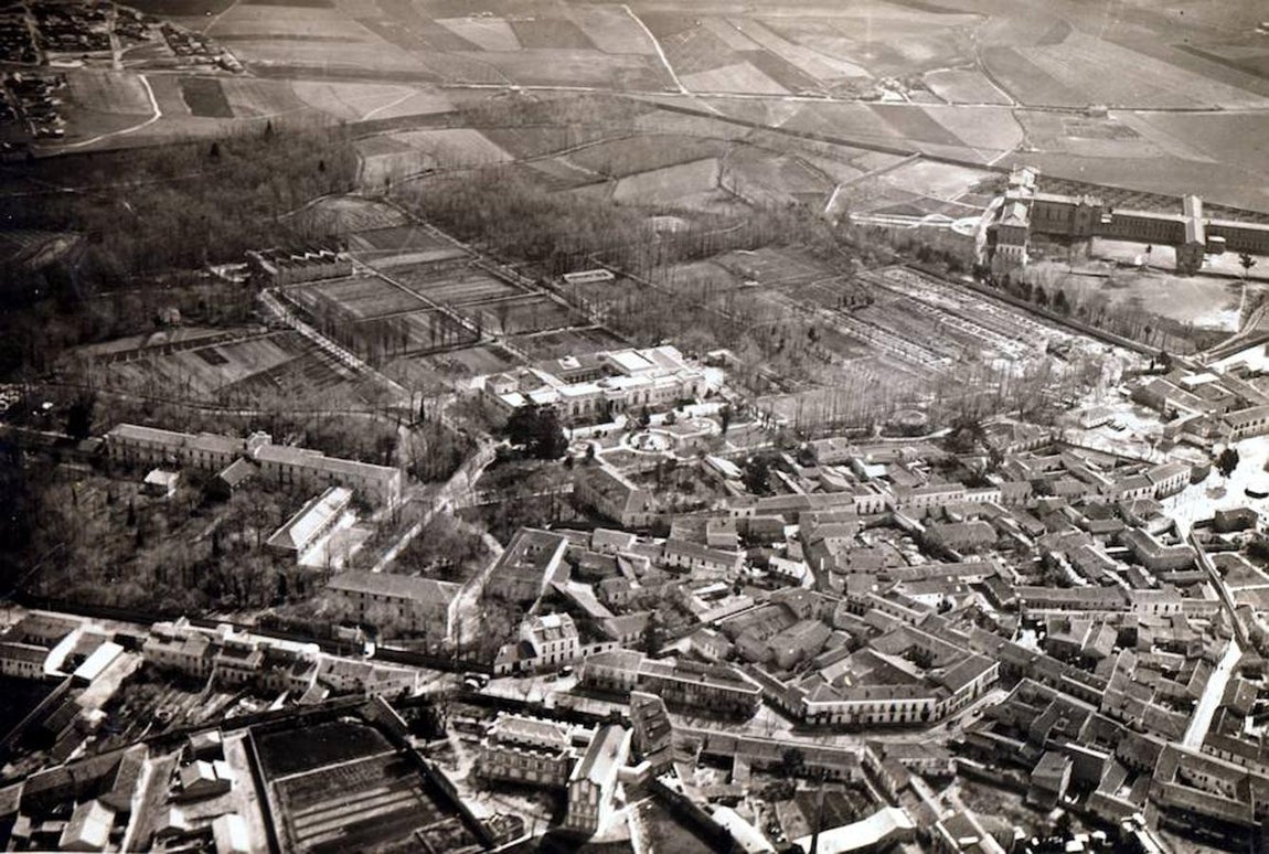 21. Desde el aire. Vista aérea de la finca Vista Alegre, con sus dos palacios y otras construcciones, además de sus jardines y la zona de huertas. Está tomada sobre 1928