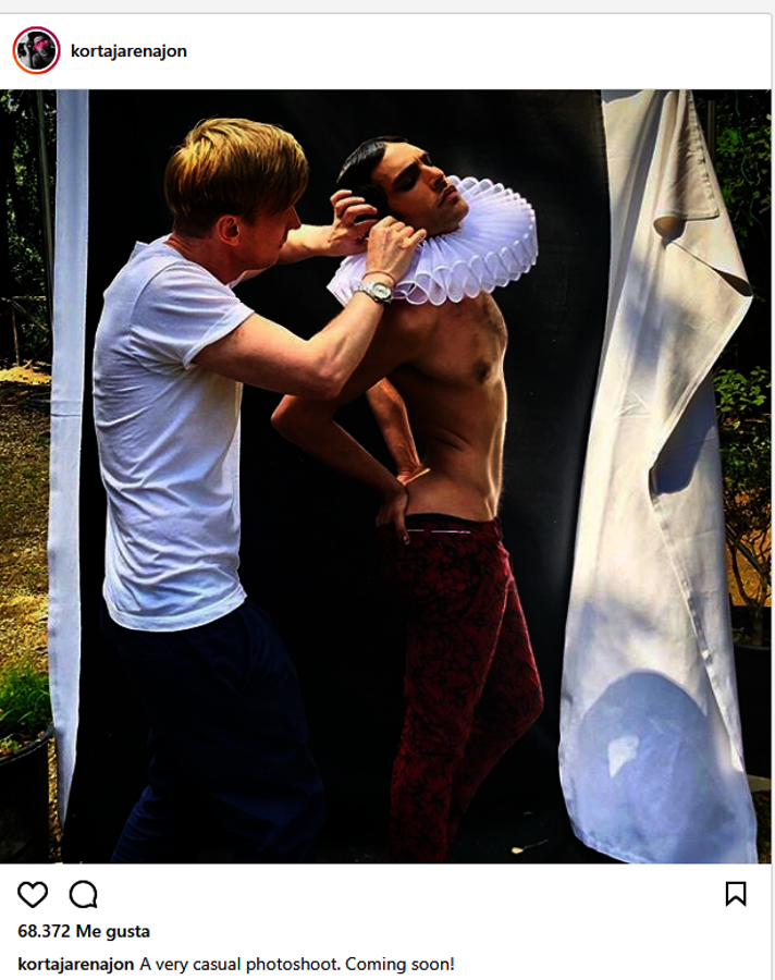 Jon Kortajarena. El actor de la serie «La verdad» posaba de este modo para una sesión de fotos. Le ha parecido tan gracioso que ha compartido la imagen bajo el título «una sesión de fotos muy casual».