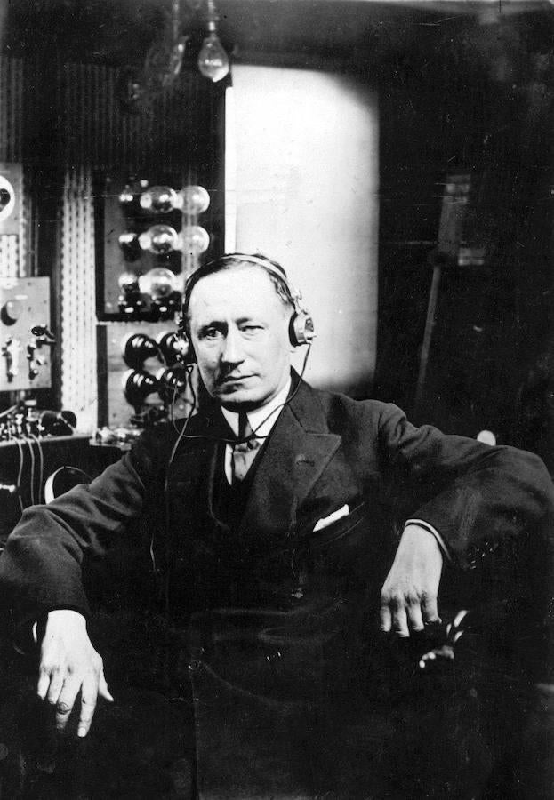 Guillermo Marconi con la radio que inventó. 