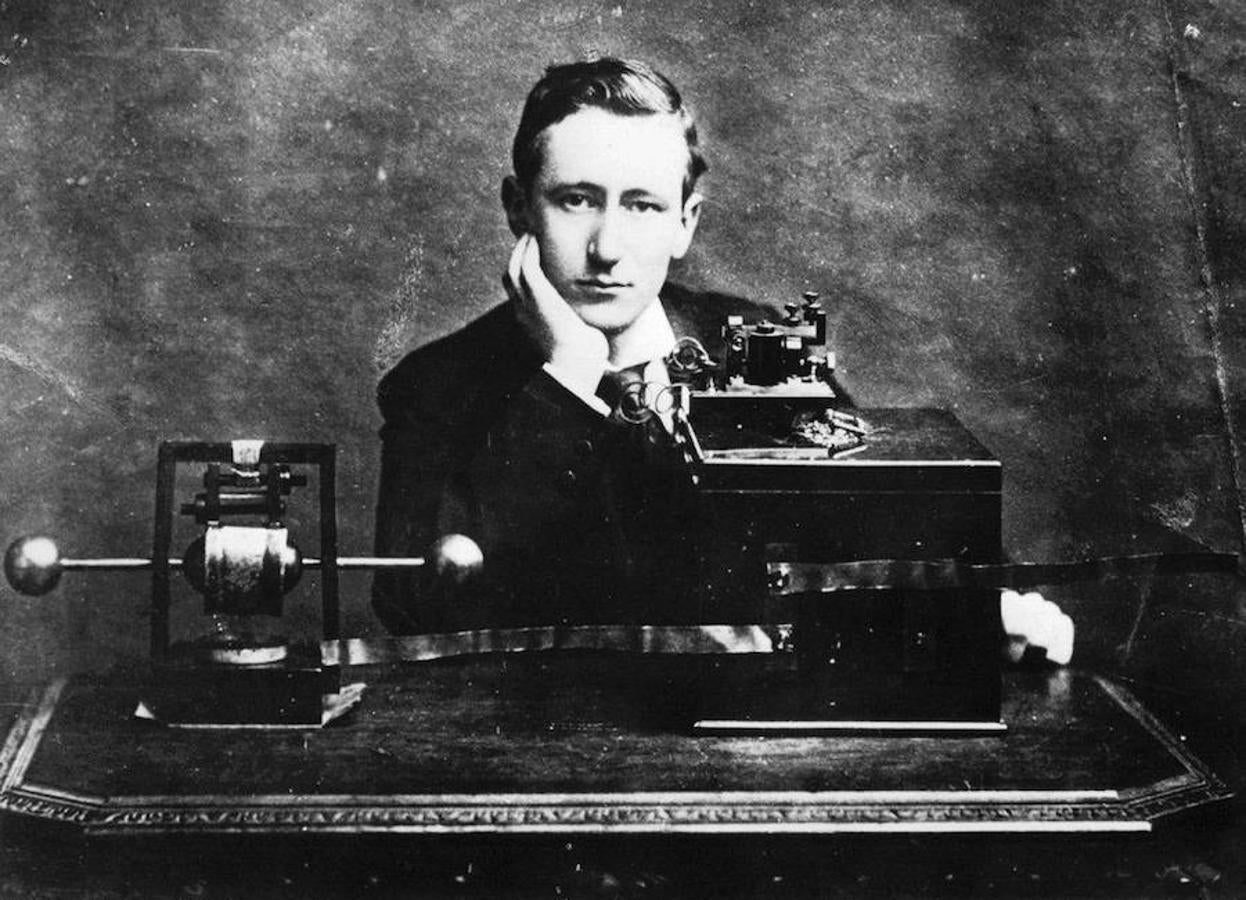 Guillermo Marconi con la radio que inventó. 