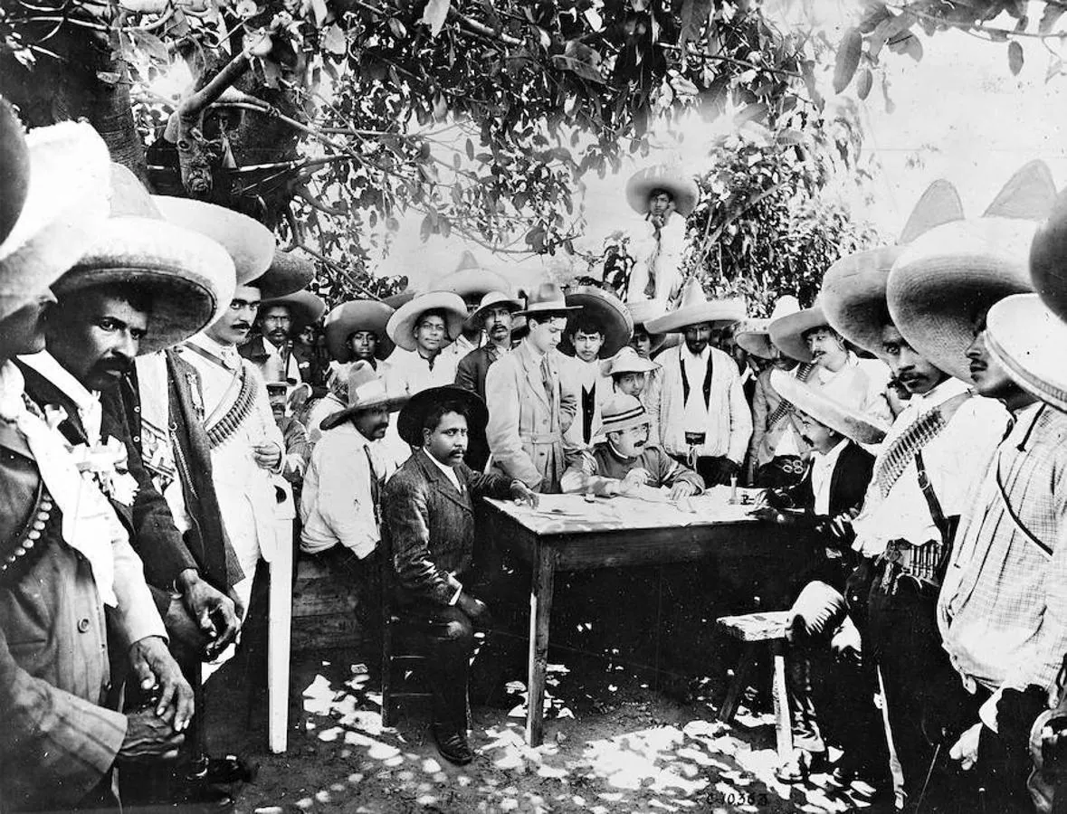El general rebelde Emiliano Zapata con los individuos de su guarida dando órdenes. 