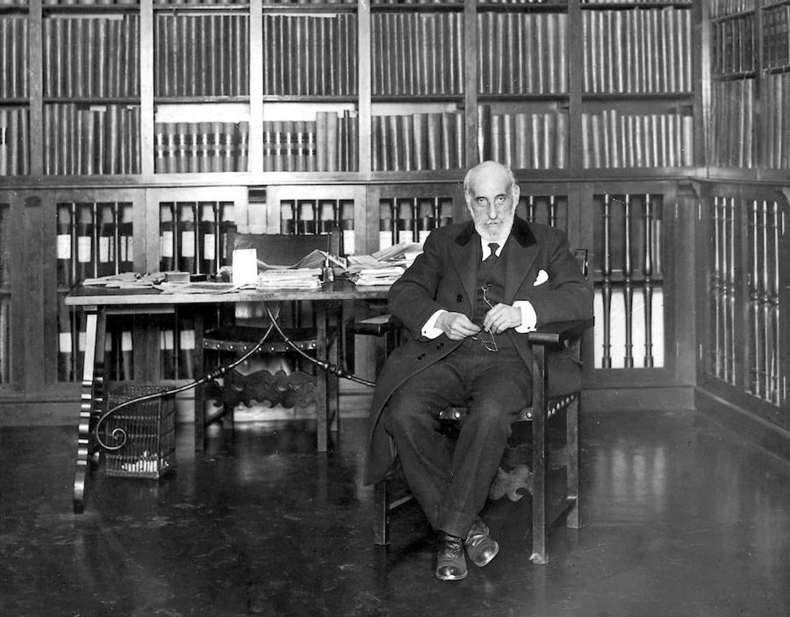 Ramón y Cajal en su biblioteca. 