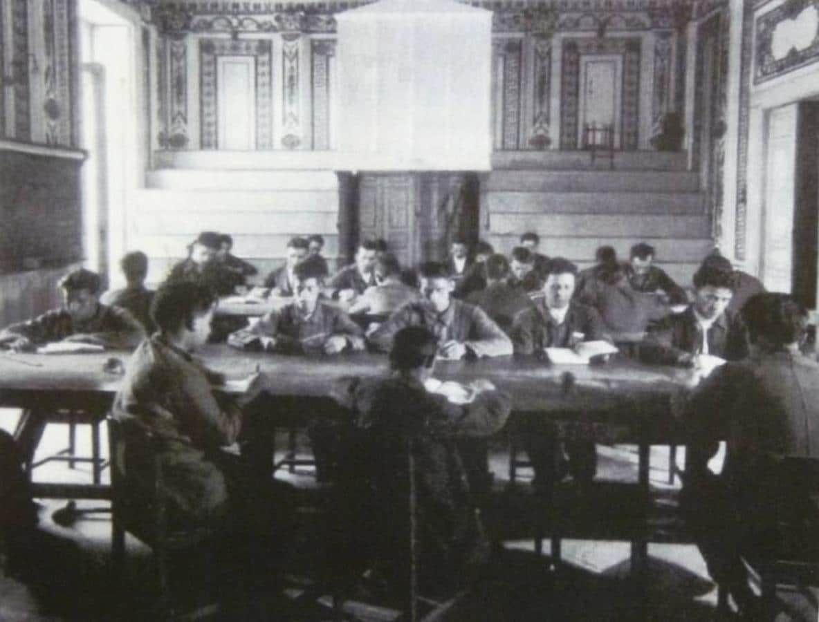 18. Salón del Palacio Nuevo. Varios hombres estudian en uno de los salones del Palacio Nuevo de la finca Vista Alegre