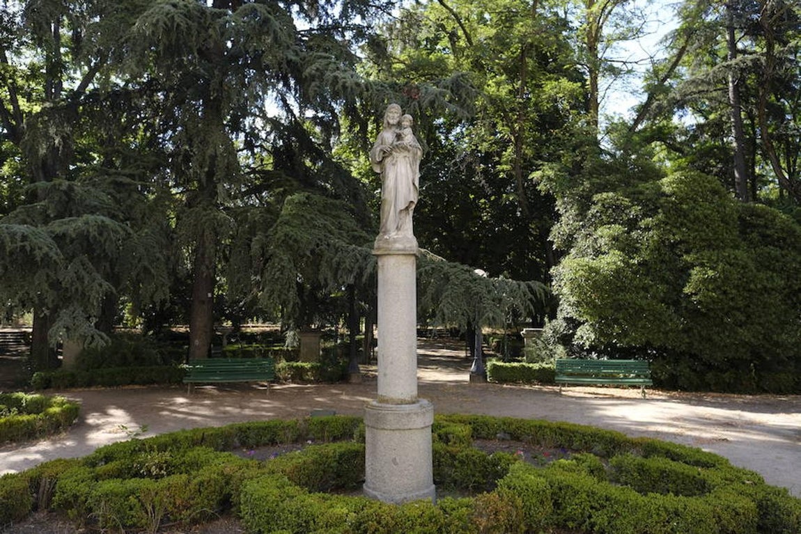 14. Árboles. El jardín cuenta con magníficos ejemplares de diferentes especies de árboles, entre ellos un cedro bicentenario de más de 25 metros de altura