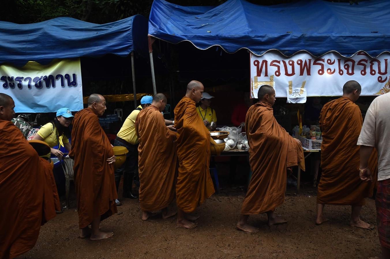 Monjes budistas acuden a los alrededores de la cueva donde el grupo de niños había desaparecido. 