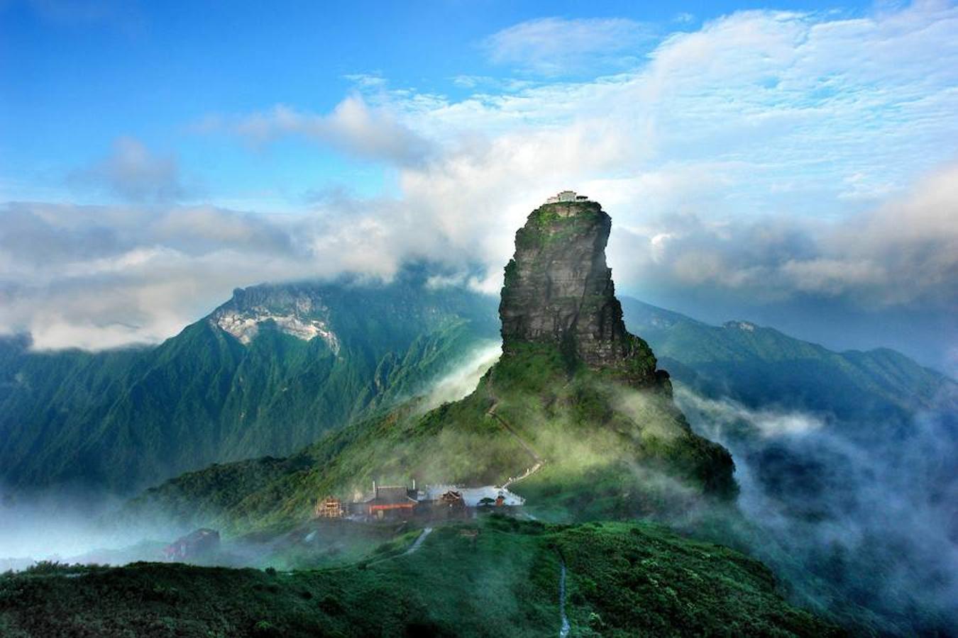 Fanijingshan, situado en la provincia de Guizhou, es parte de la región biogeográfica del bosque subtropical chino.. 