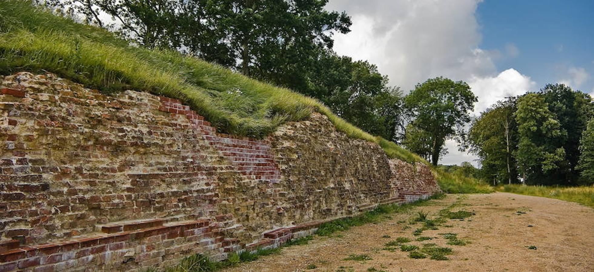 Conjunto arqueológico fronterizo de Hedeby y la Danevirke (Alemania), que data del primer milenio de nuestra era y principios del segundo y ha sido clave para conocer la evolución histórica y socioeconómica de Europa en la época de los vikingo.. 