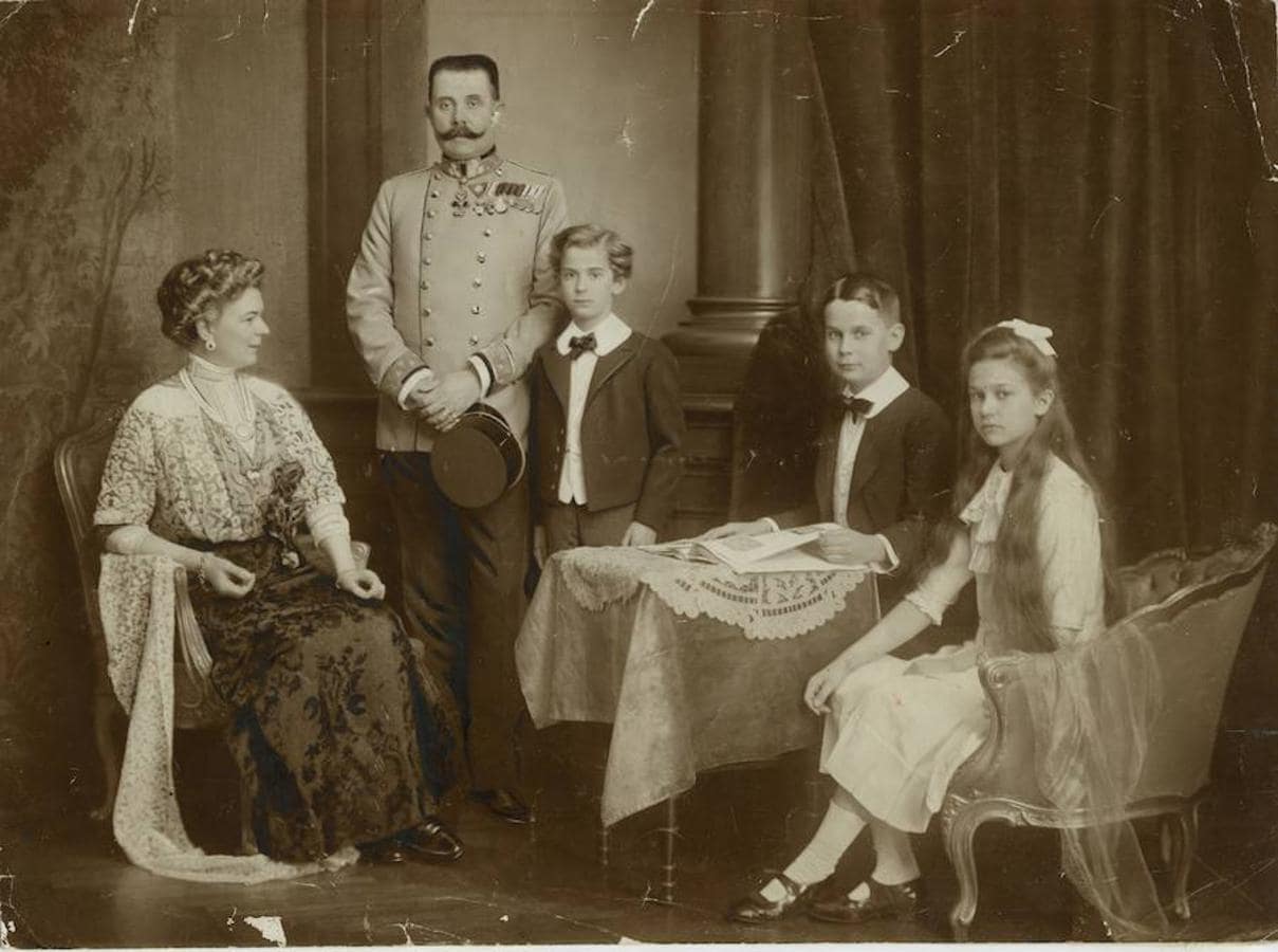 Fotografía de familia del Archiduque Francisco Fernando de Austria con su esposa, la duquesa Sofía de Hohenberg y sus hijos Maximiliano, Ernesto y Sofía.. 