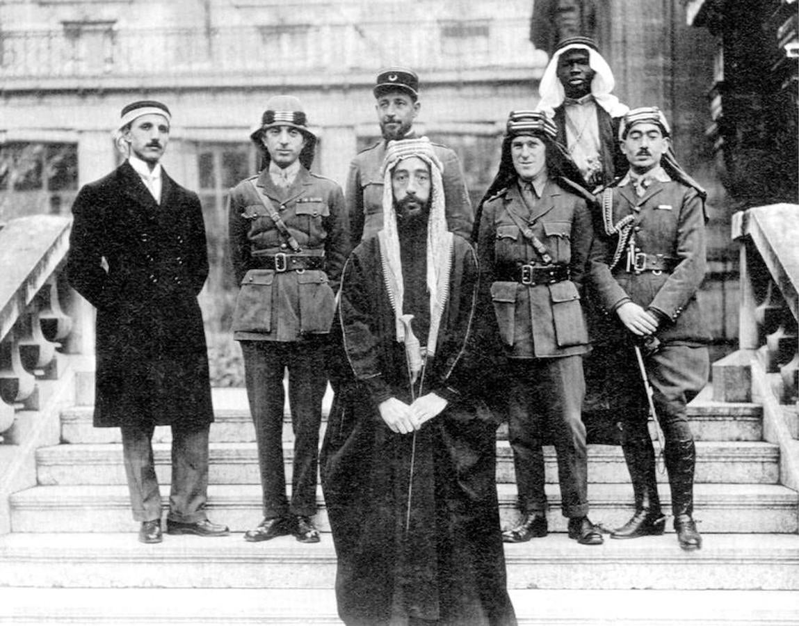 Lawrence de Arabia posa con el Rey Faisal I. 