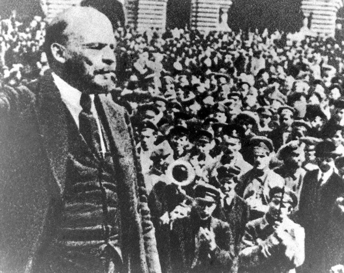 Lenin se dirige a las masas. 