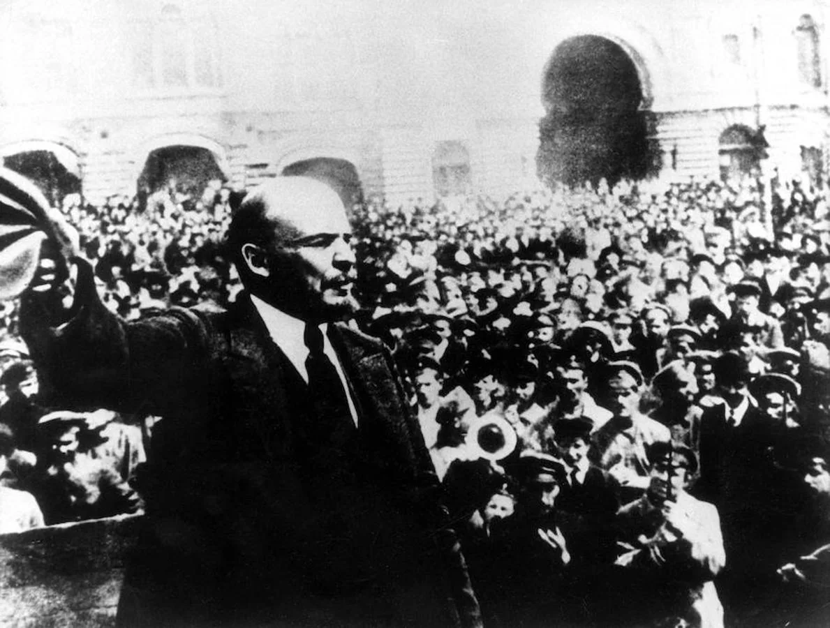 Lenin saludando después de un mitin. 