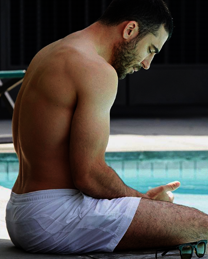 Miguel Ángel Silvestre presume de cuerpazo. El actor compartía con sus seguidores la siguiente instantánea dejando ver su cuerpo que tan cuidado tiene. En estos días calurosos se deja tomar fotos tan refrescantes por uno de sus amigos.