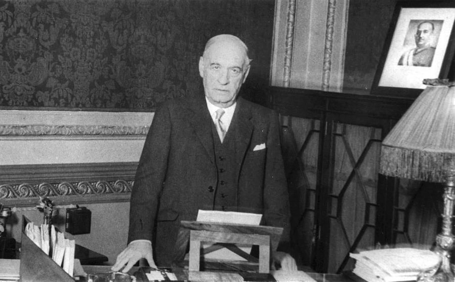 José Ortega y Gasset inaugura en el Círculo de la Unión Mercantil el Instituto de Humanidades con la primera de sus doce lecciones sobre «Una nueva interpretación de la historia universal». 