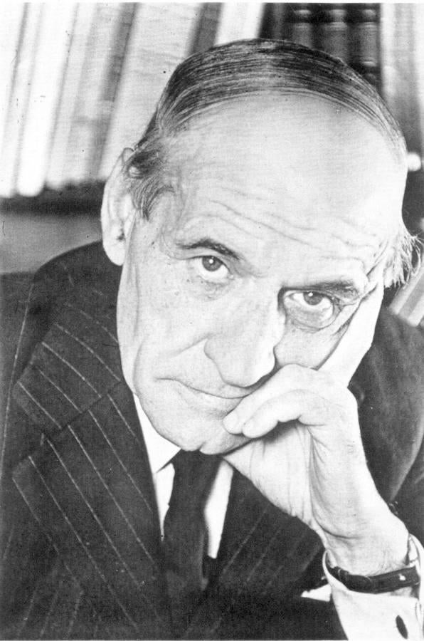 El filósofo Ortega y Gasset se muestra pensativo. 