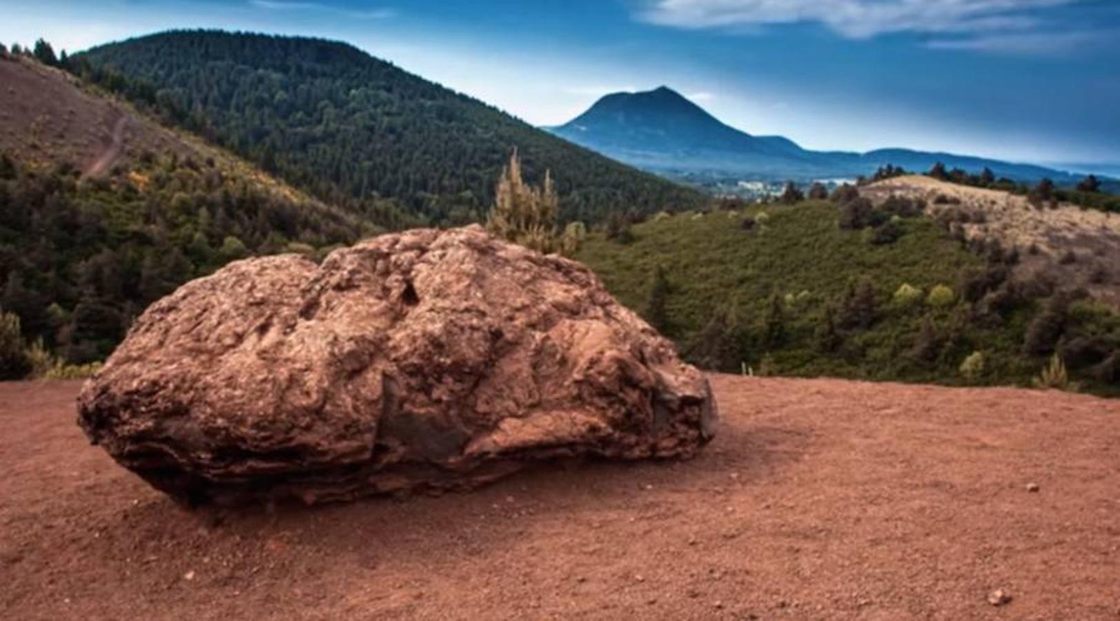 Francia (sitio tectónico de la cadena volcánica de los Puys y la falla de Limagne).. 