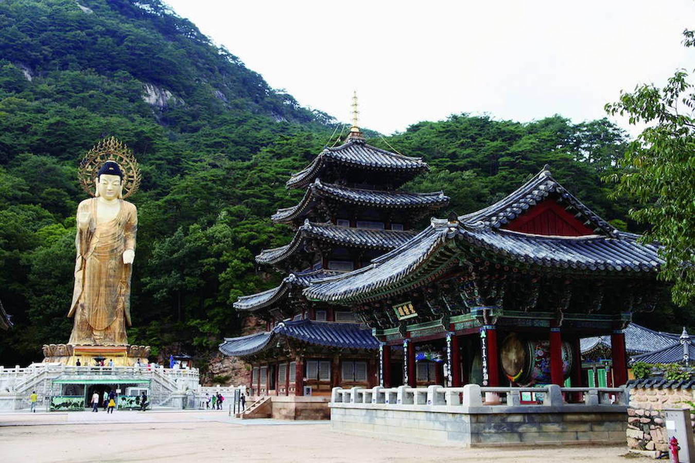 Los «sansa», siete monasterios budistas desperdigados por las montañas de Corea del Sur, fundados entre los siglos VII y IX, son el otro sitio arqueológico incluido en la lista de Patrimonio Mundial.. 